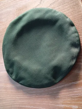 Gorra militar con insignia dorada