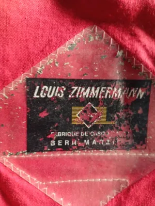 Gorra militar con insignia dorada