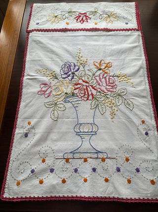 Cortina antigua bordada flores