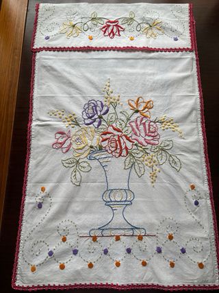 Cortina antigua bordada flores