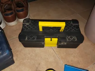 Caja de herramientas negra y amarilla