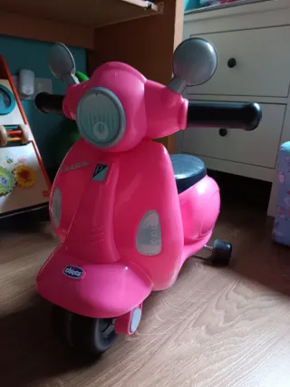 Lote de juguetes: piano, moto, peluche y más