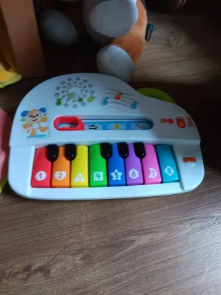 Lote de juguetes: piano, moto, peluche y más