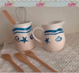 Jarra y bote de cerámica con diseño náutico