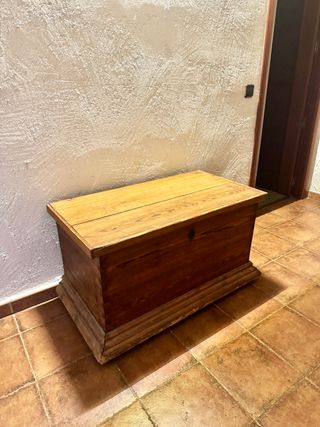 Baúl antiguo de madera maciza