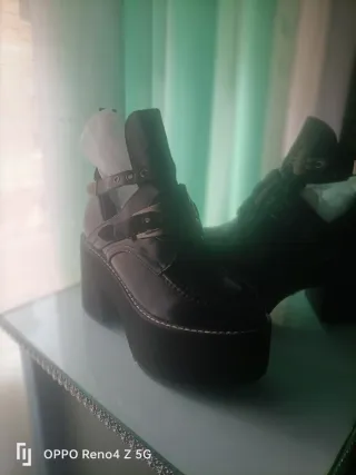 Botines negros con hebillas con plataforma.