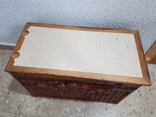 Baúl de madera y mimbre decorado