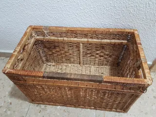 Baúl de madera y mimbre decorado