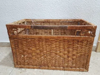 Baúl de madera y mimbre decorado