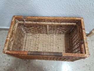 Baúl de madera y mimbre decorado
