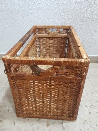 Baúl de madera y mimbre decorado