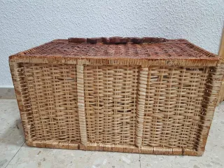 Baúl de madera y mimbre decorado