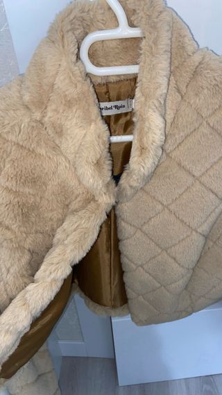 Chaqueta pelo cropped beige