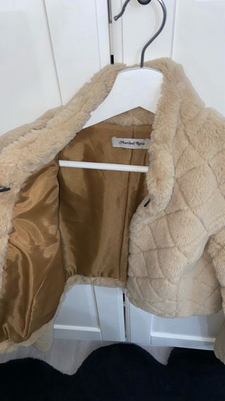 Chaqueta pelo cropped beige