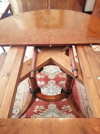 Mesa comedor de madera redonda u ovalada de Acanto