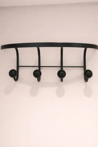 Perchero negro 4 colgadores con parrilla superior