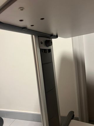 Mesa de ordenador con ruedas