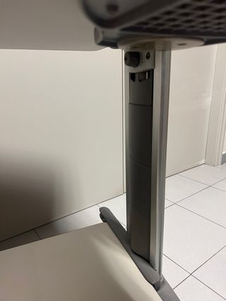 Mesa de ordenador con ruedas