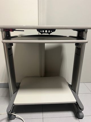 Mesa de ordenador con ruedas