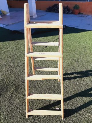 Escalera de tijera de madera.