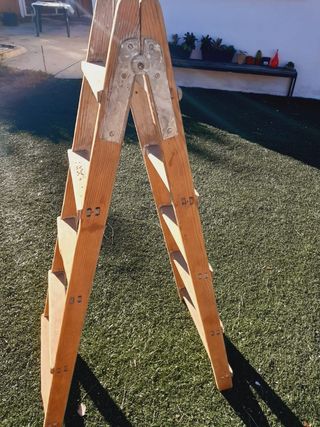 Escalera de tijera de madera.