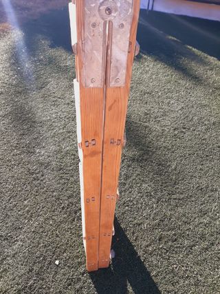 Escalera de tijera de madera.