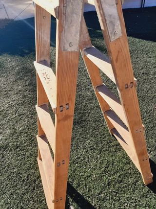 Escalera de tijera de madera.