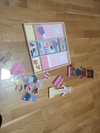 Juego magnético de vestir muñecas