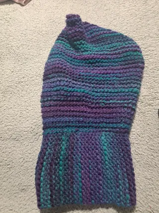 Gorro de punto morado y turquesa