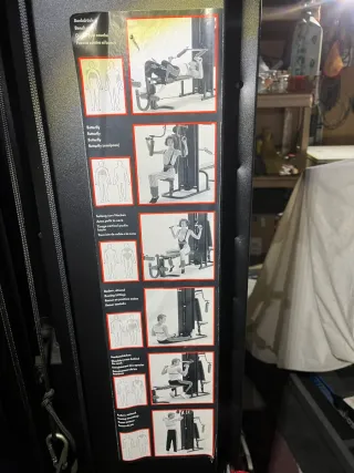 Máquina de gimnasio multifunción roja