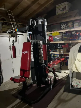 Máquina de gimnasio multifunción roja