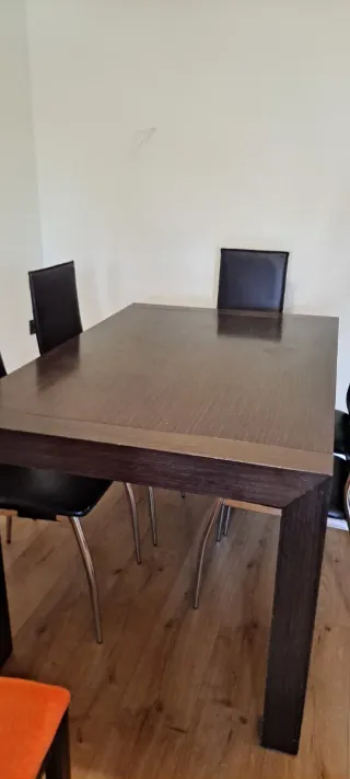 Mesa de comedor de madera oscura