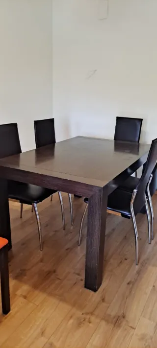 Mesa de comedor de madera oscura