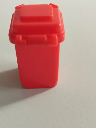 Contenedor basura rojo para casa de muñecas