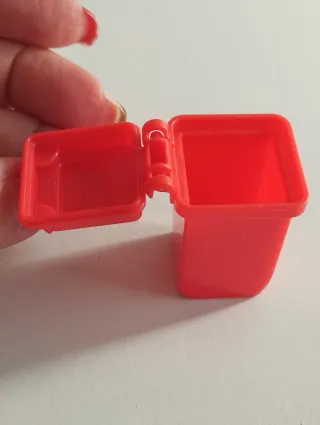 Contenedor basura rojo para casa de muñecas