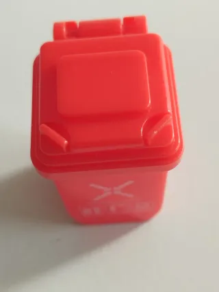 Contenedor basura rojo para casa de muñecas