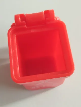 Contenedor basura rojo para casa de muñecas