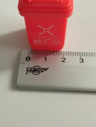Contenedor basura rojo para casa de muñecas