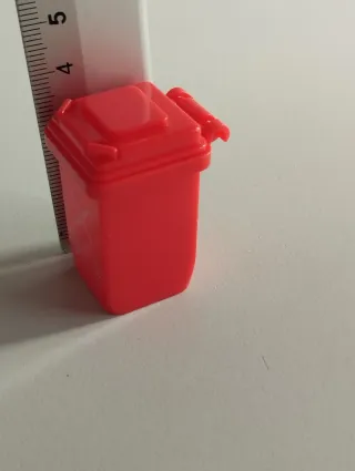 Contenedor basura rojo para casa de muñecas