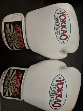 Guantes Yokkao 14 OZ Blancos Muay Thai.