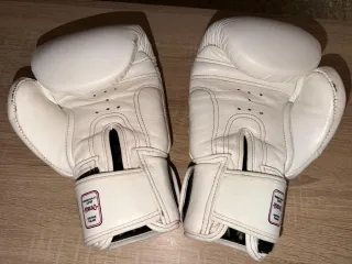Guantes Yokkao 14 OZ Blancos Muay Thai.