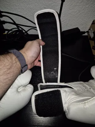 Guantes Yokkao 14 OZ Blancos Muay Thai.