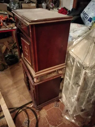 Dos mesitas de noche antiguas de madera