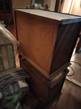 Dos mesitas de noche antiguas de madera