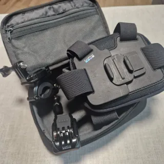 GoPro Hero 10 Black, due batterie + kit sport