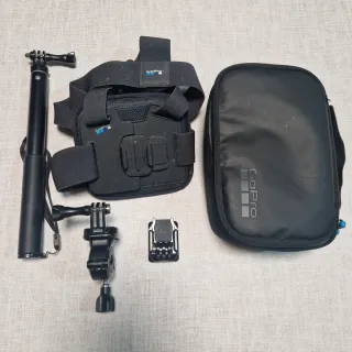 GoPro Hero 10 Black, due batterie + kit sport