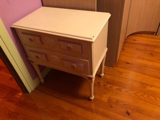 Mesita de noche pequeña de madera