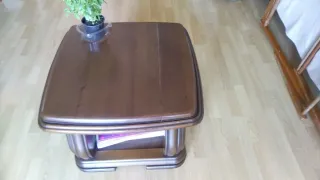 Mesa auxiliar de madera