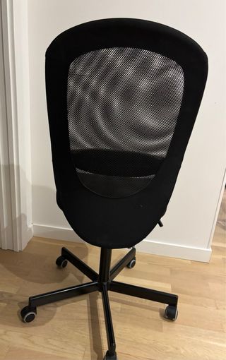 Silla de oficina ergonómica negra com ruedas.