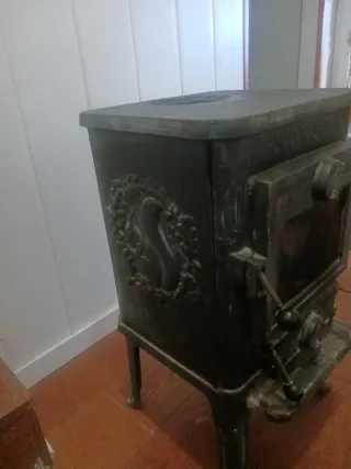 Estufa de leña Morso cuesta nueva 1800 eu